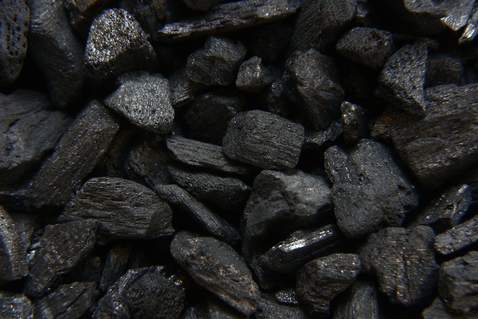 Activated charcoal attaches to the odor molecules and neutralizes them.